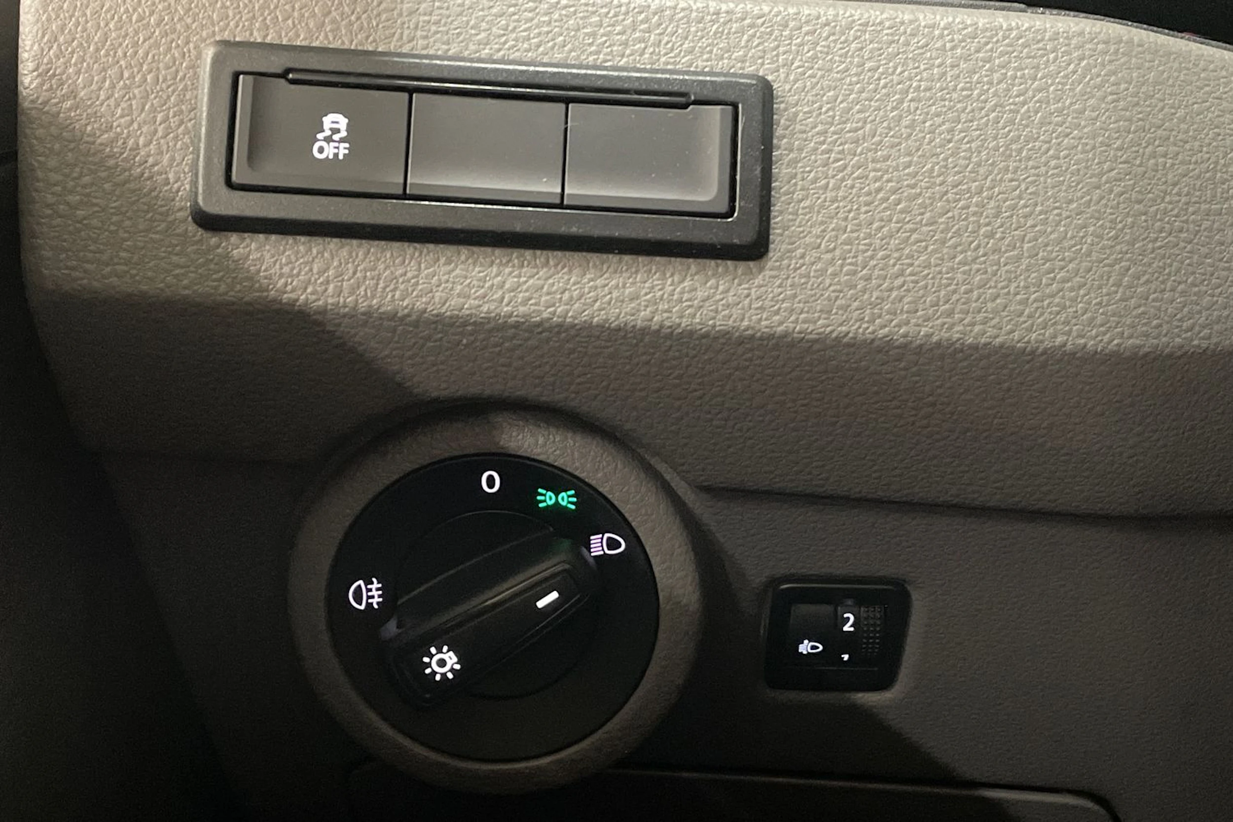 valkoinen Volkswagen Transporter 2023 kuva 19.