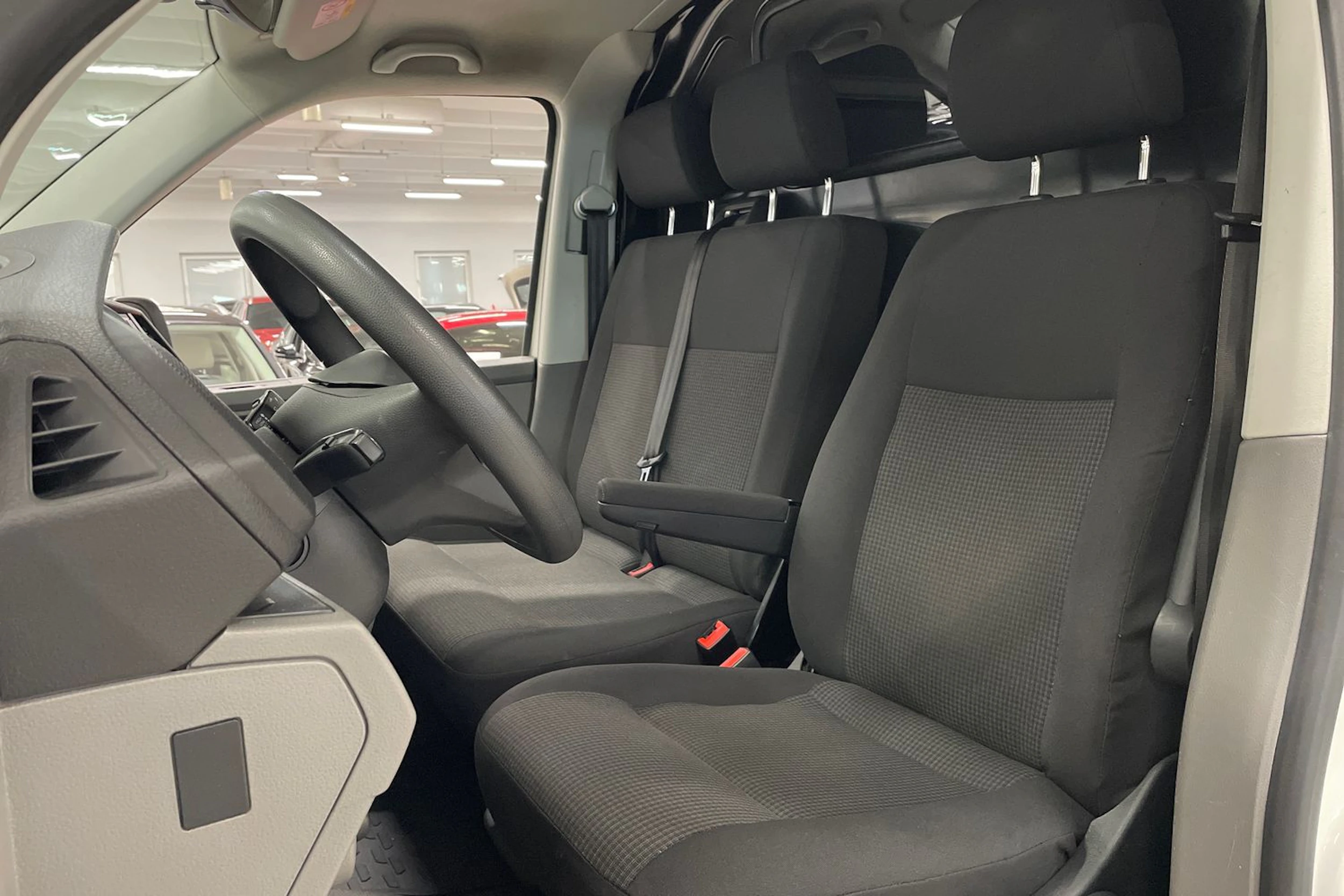 valkoinen Volkswagen Transporter 2023 kuva 22.