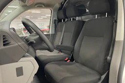 valkoinen Volkswagen Transporter 2023 kuva 22.