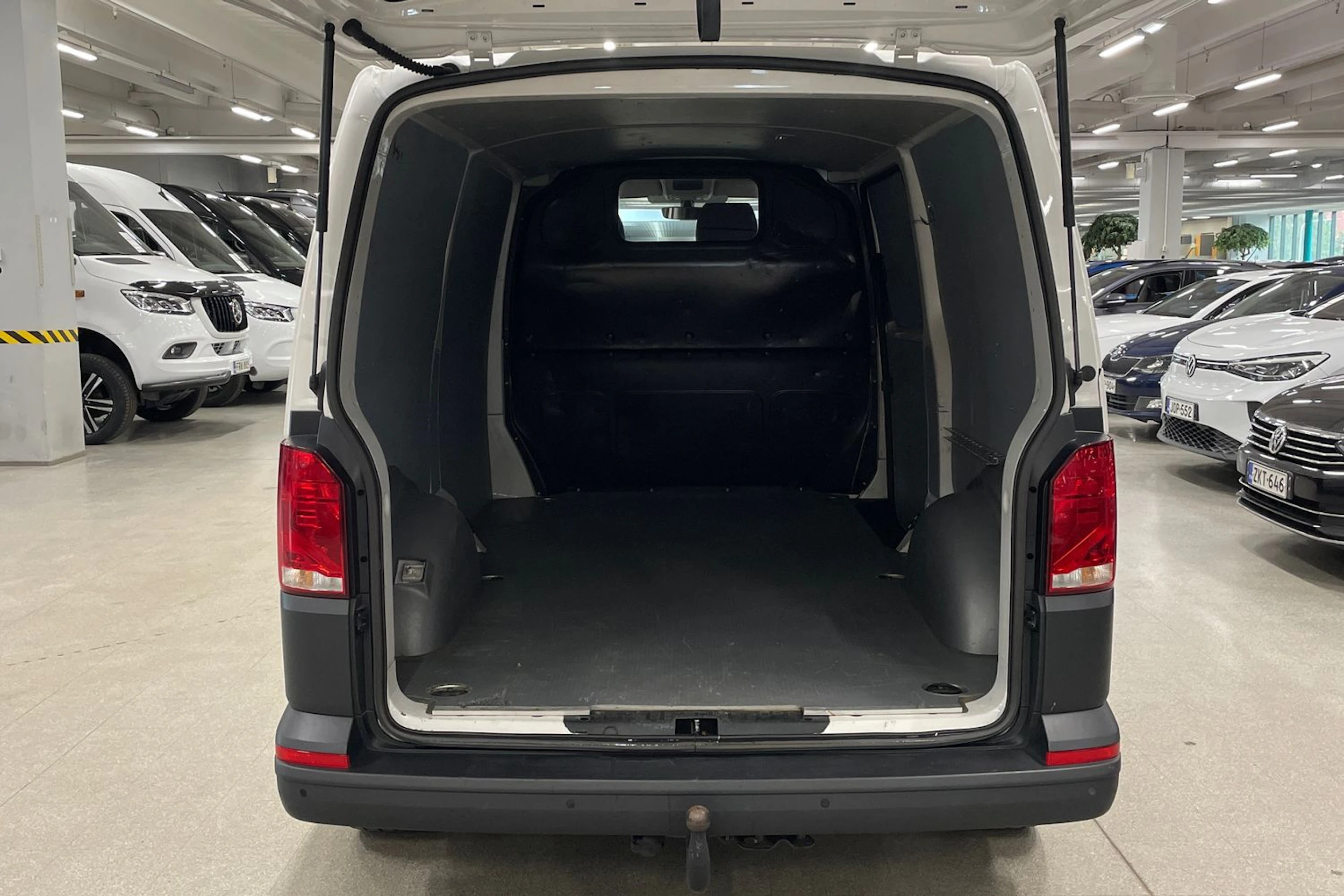 valkoinen Volkswagen Transporter 2023 kuva 23.