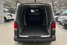 valkoinen Volkswagen Transporter 2023 kuva 23.