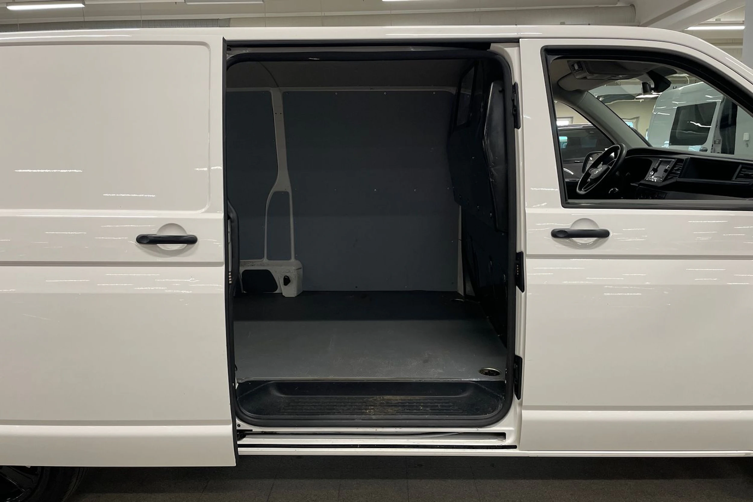 valkoinen Volkswagen Transporter 2023 kuva 24.