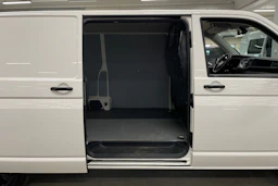 valkoinen Volkswagen Transporter 2023 kuva 24.