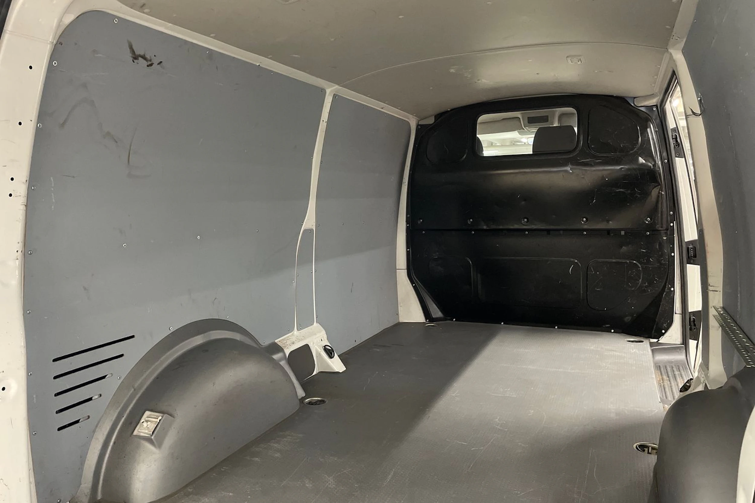 valkoinen Volkswagen Transporter 2023 kuva 25.