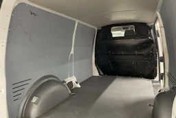 valkoinen Volkswagen Transporter 2023 kuva 25.