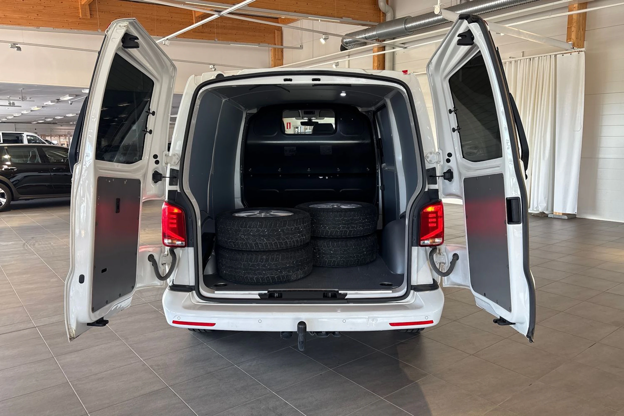 Valkoinen Volkswagen TRANSPORTER 2023 kuva 22.