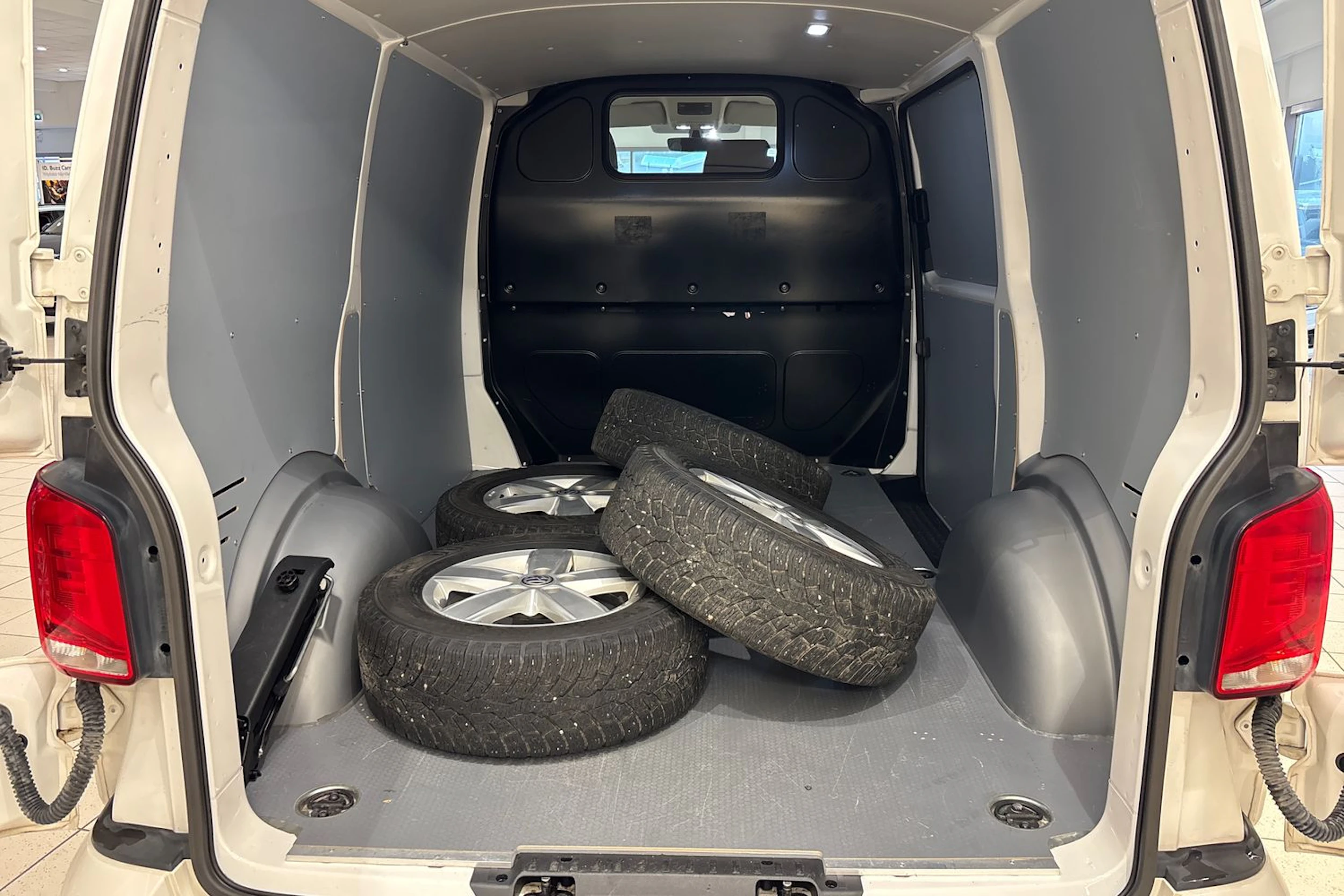 Valkoinen Volkswagen TRANSPORTER 2023 kuva 26.