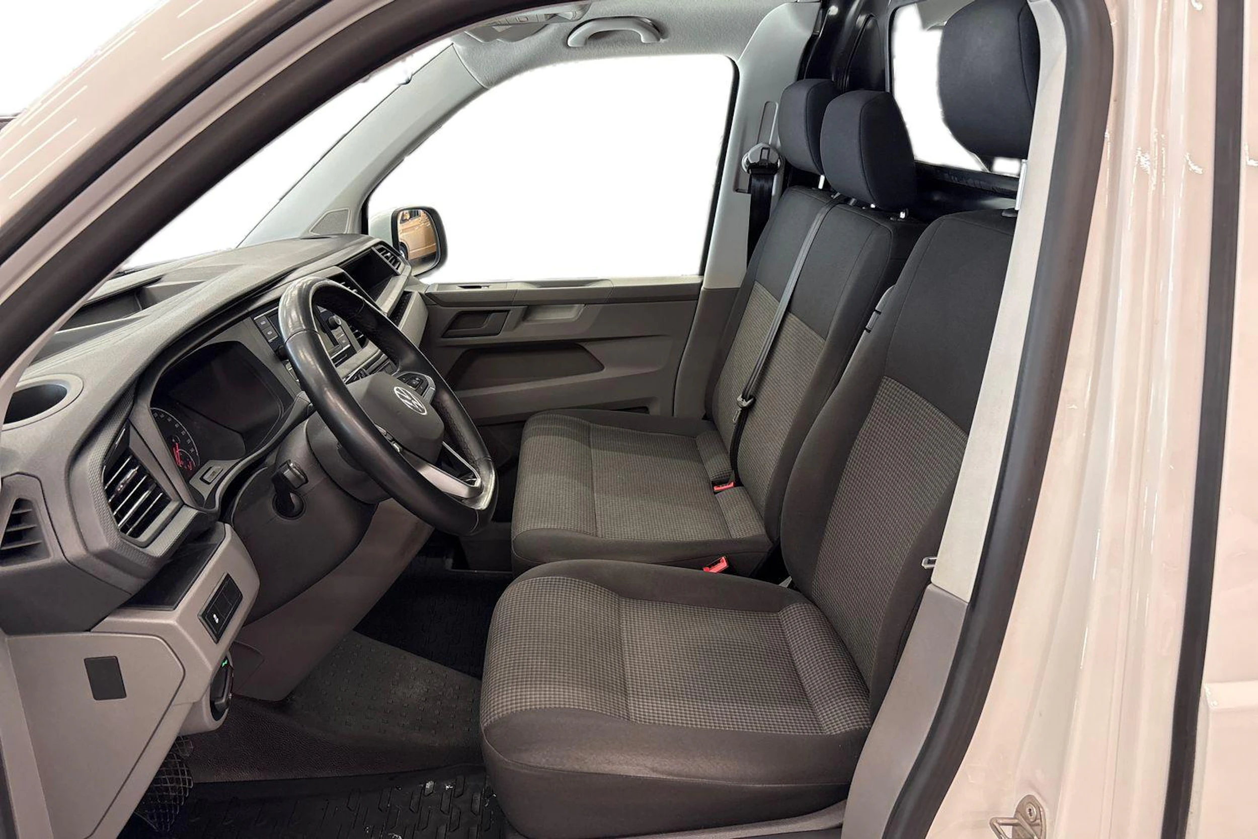 valkoinen Volkswagen Transporter 2023 kuva 8.