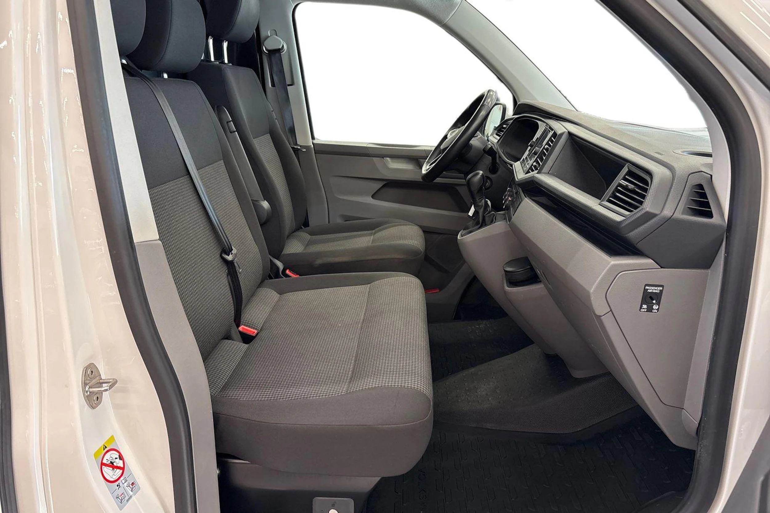 valkoinen Volkswagen Transporter 2023 kuva 11.