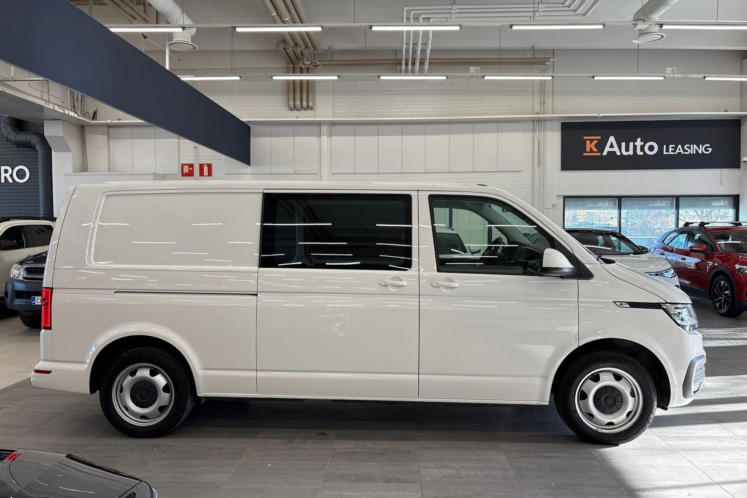 valkoinen Volkswagen Transporter 2023 kuva 15.