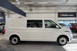 valkoinen Volkswagen Transporter 2023 kuva 15.