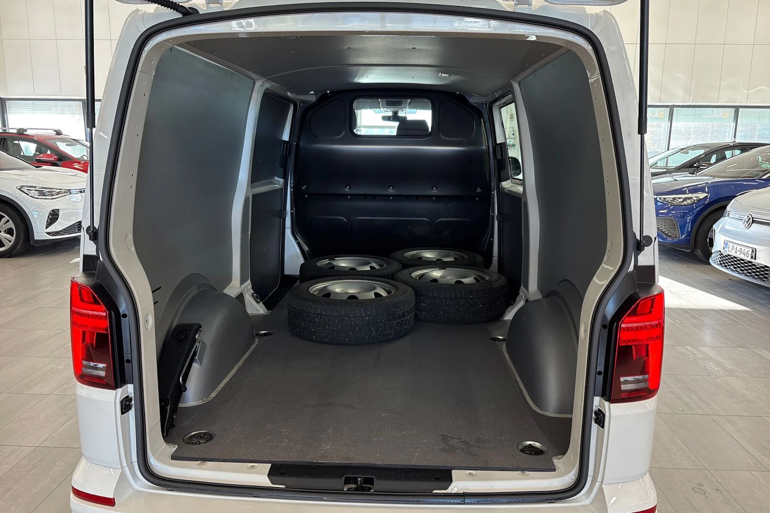 valkoinen Volkswagen Transporter 2023 kuva 20.
