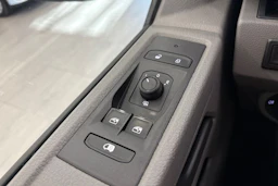 valkoinen Volkswagen Transporter 2023 kuva 24.