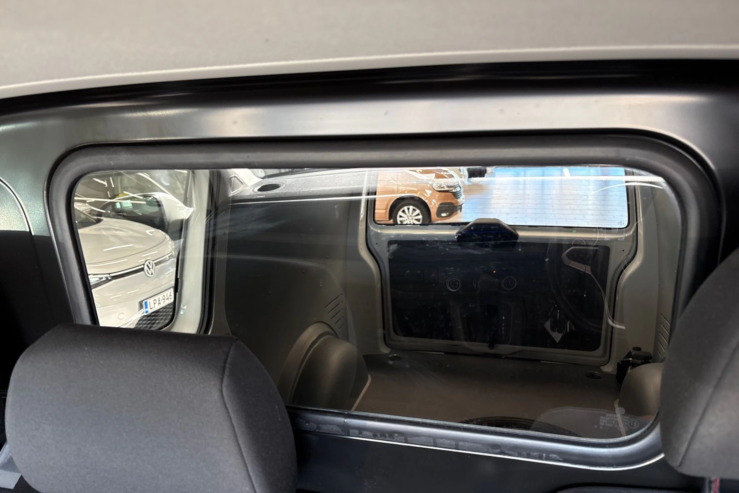 valkoinen Volkswagen Transporter 2023 kuva 29.