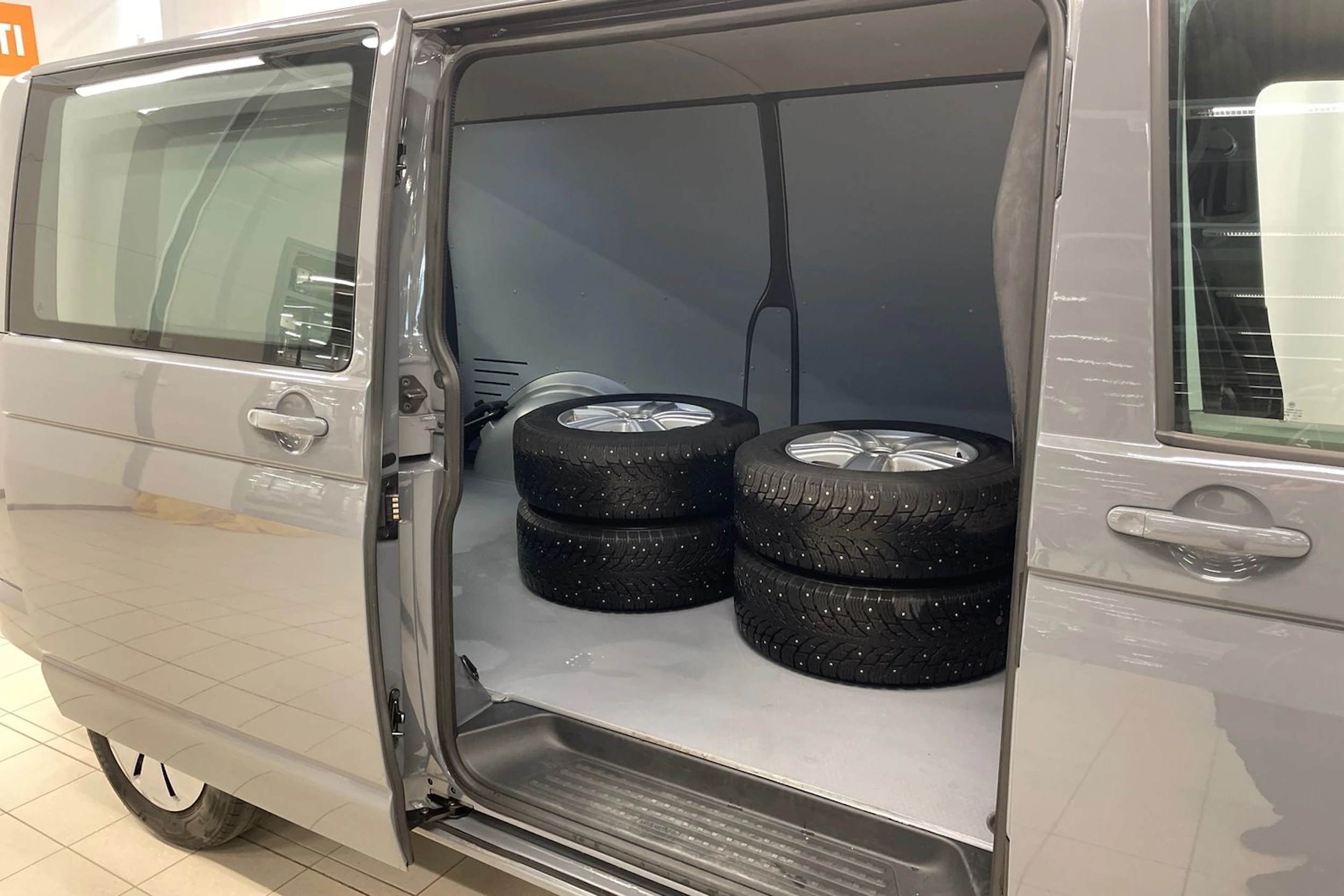 Harmaa Volkswagen TRANSPORTER 2023 kuva 24.