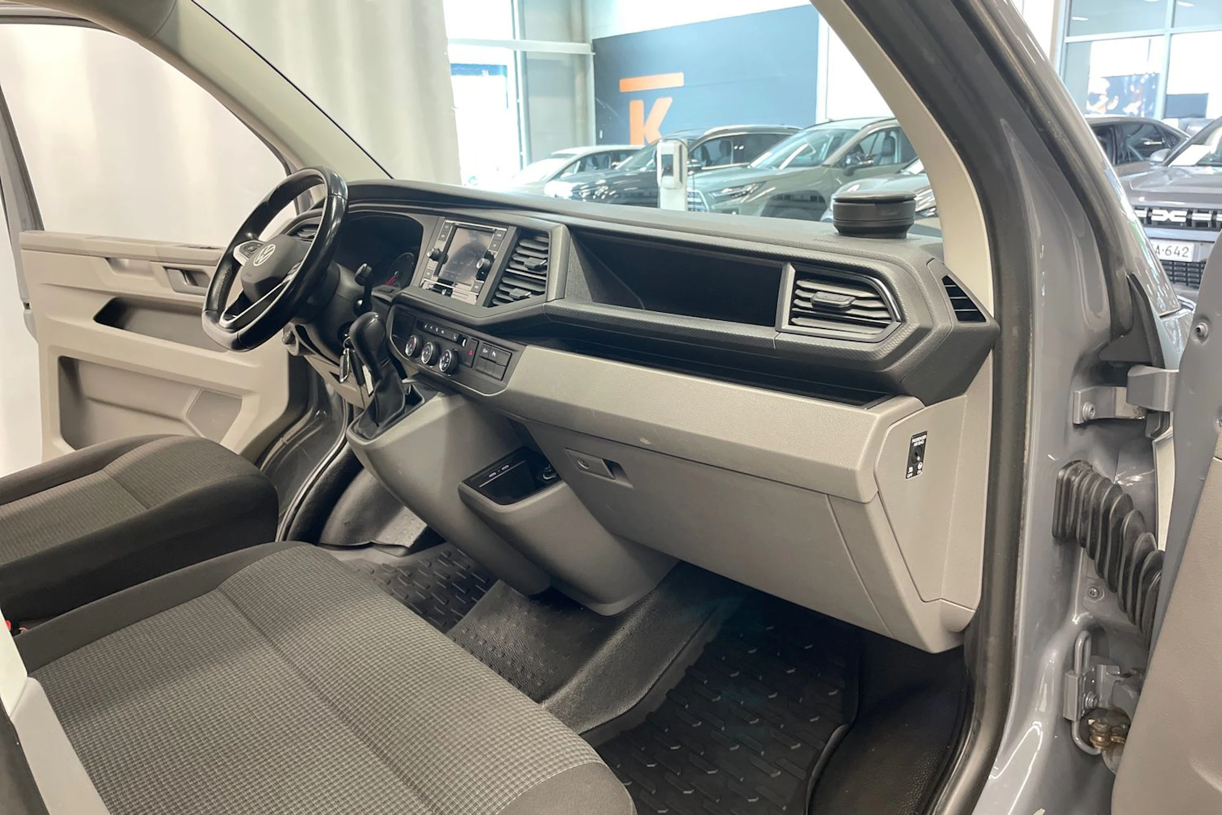 Harmaa Volkswagen TRANSPORTER 2023 kuva 25.