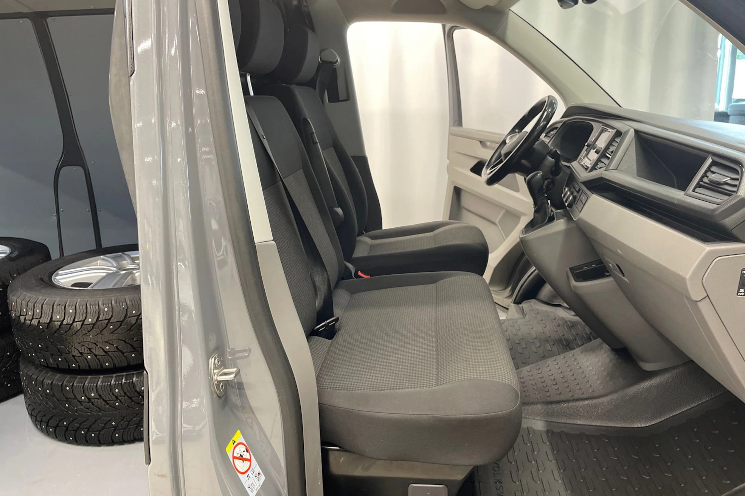 Harmaa Volkswagen TRANSPORTER 2023 kuva 26.