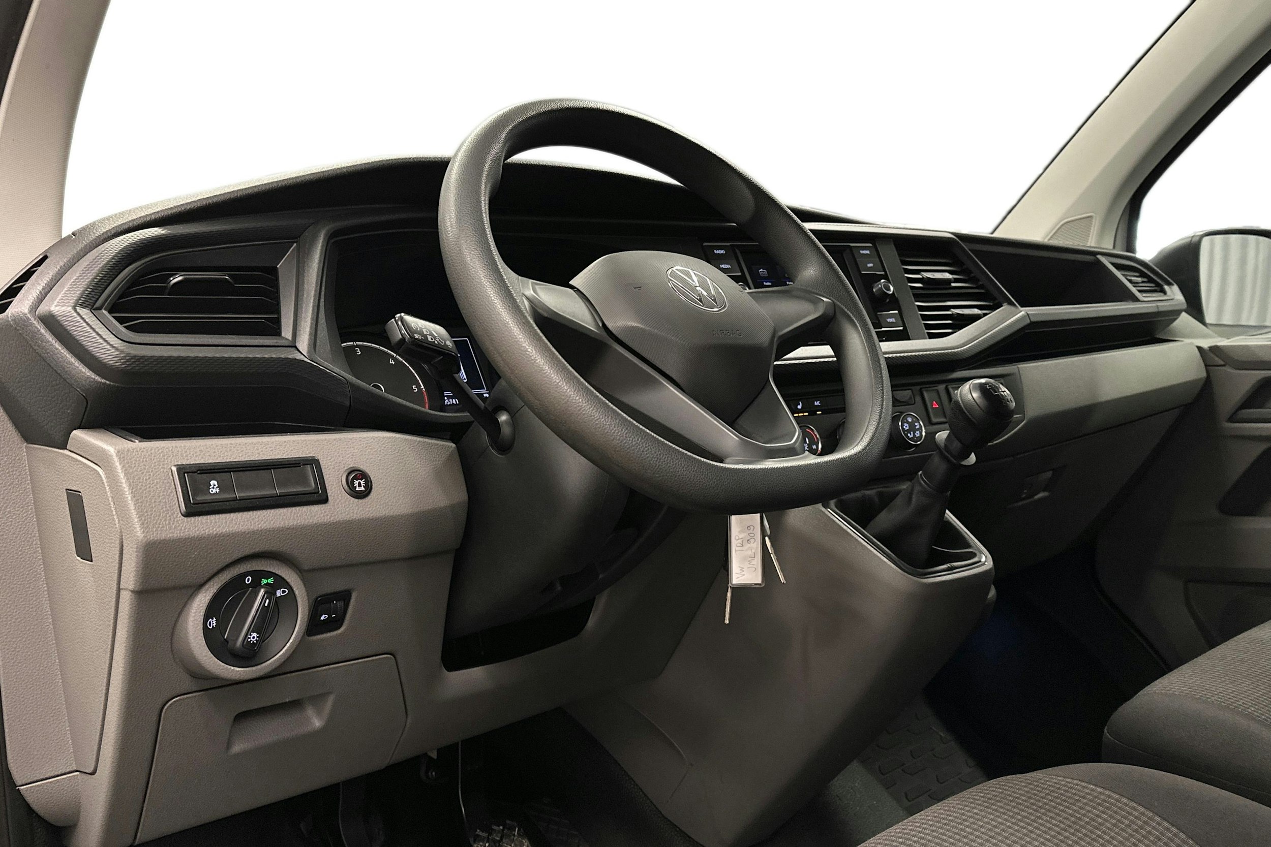 valkoinen Volkswagen Transporter 2023 kuva 6.