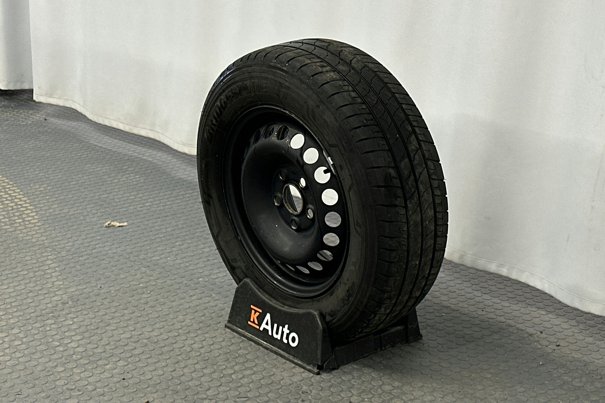 valkoinen Volkswagen Transporter 2023 kuva 10.