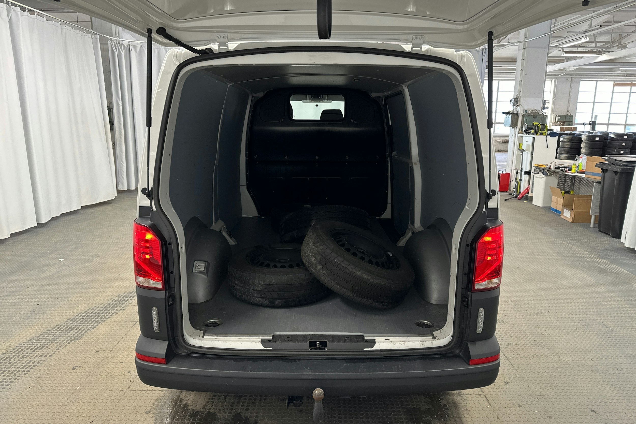valkoinen Volkswagen Transporter 2023 kuva 11.