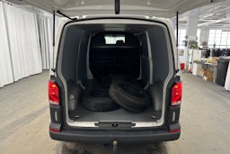valkoinen Volkswagen Transporter 2023 kuva 11.
