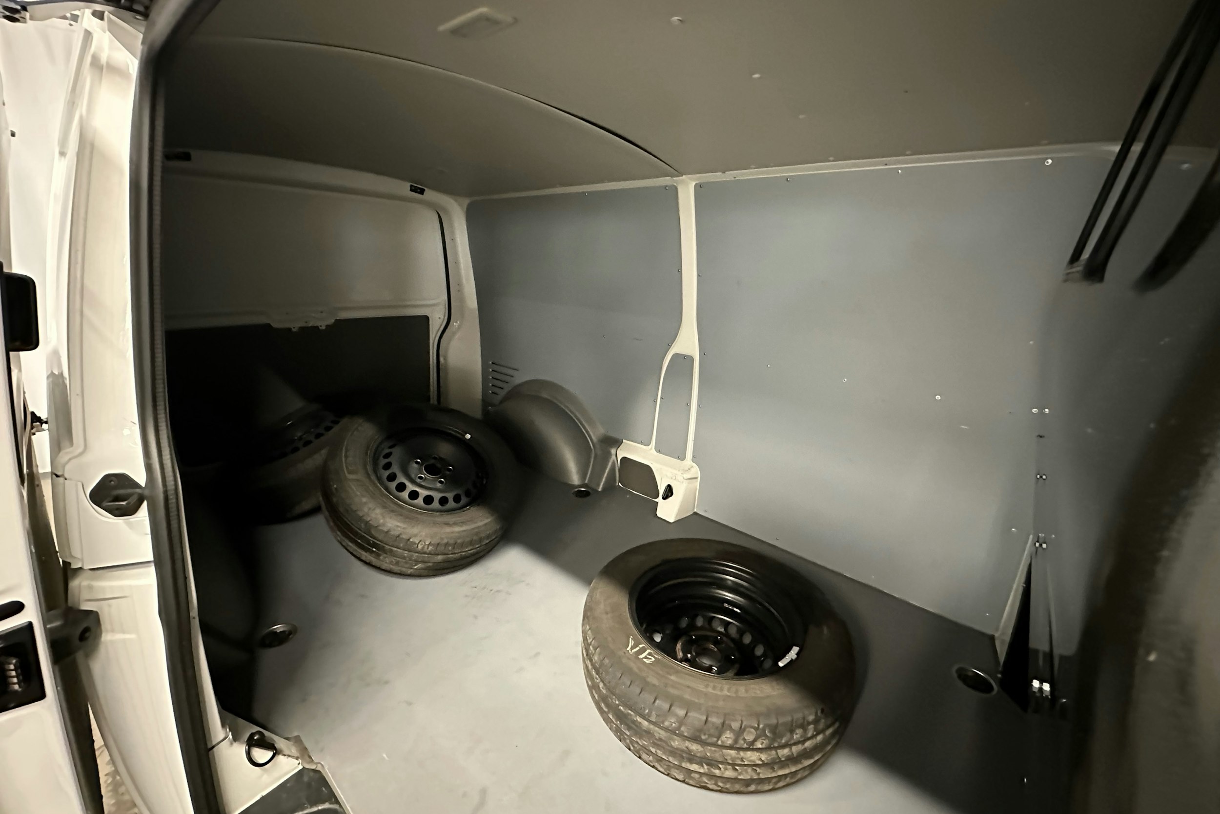 valkoinen Volkswagen Transporter 2023 kuva 12.