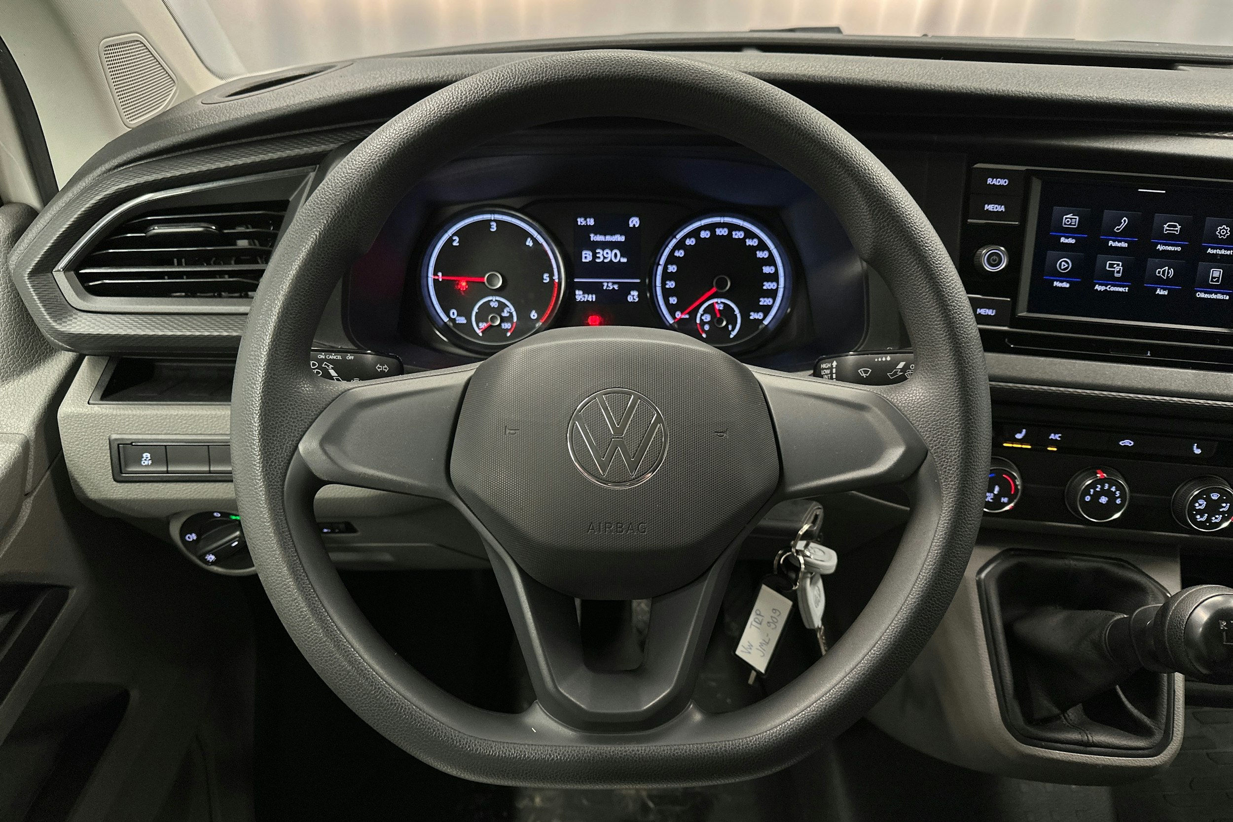 valkoinen Volkswagen Transporter 2023 kuva 13.