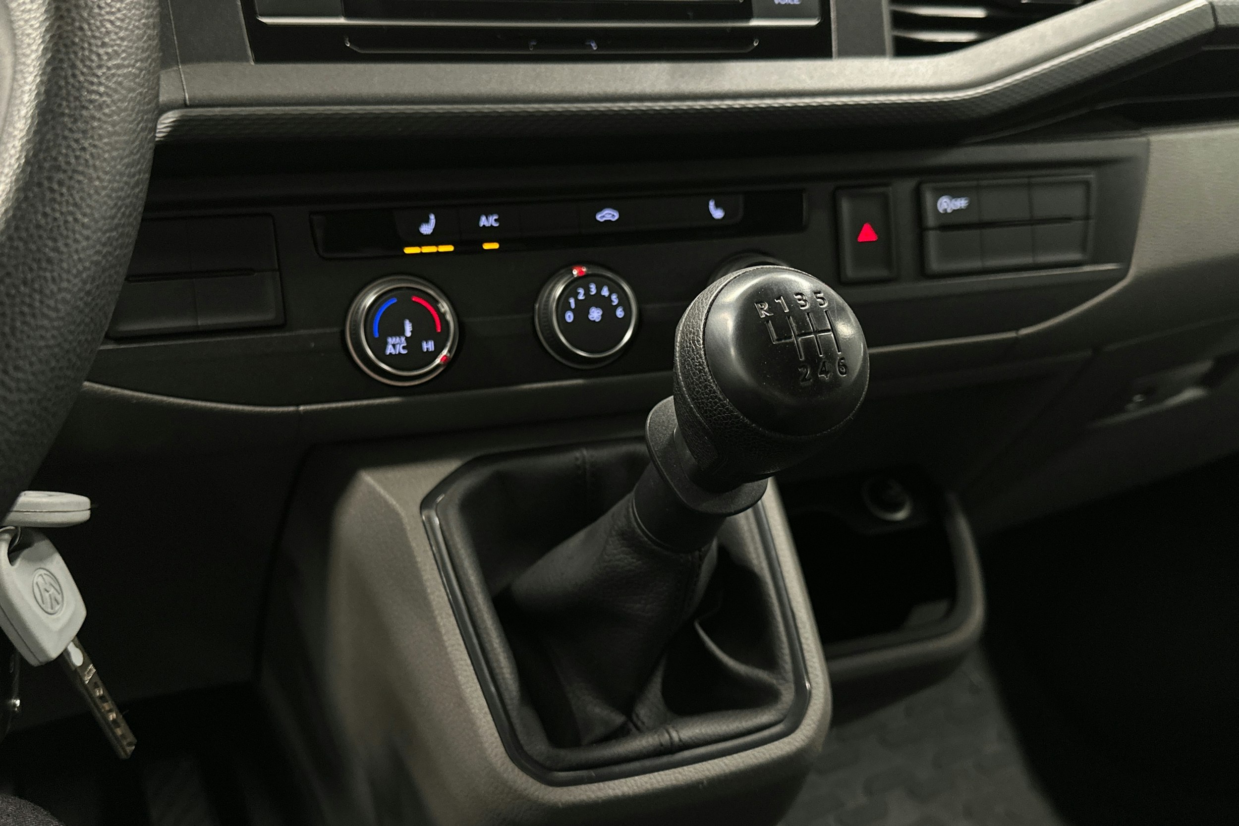 valkoinen Volkswagen Transporter 2023 kuva 15.