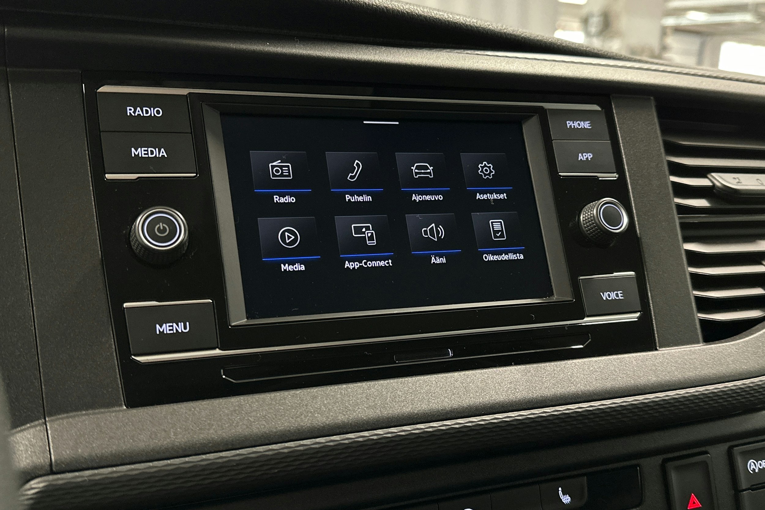 valkoinen Volkswagen Transporter 2023 kuva 16.