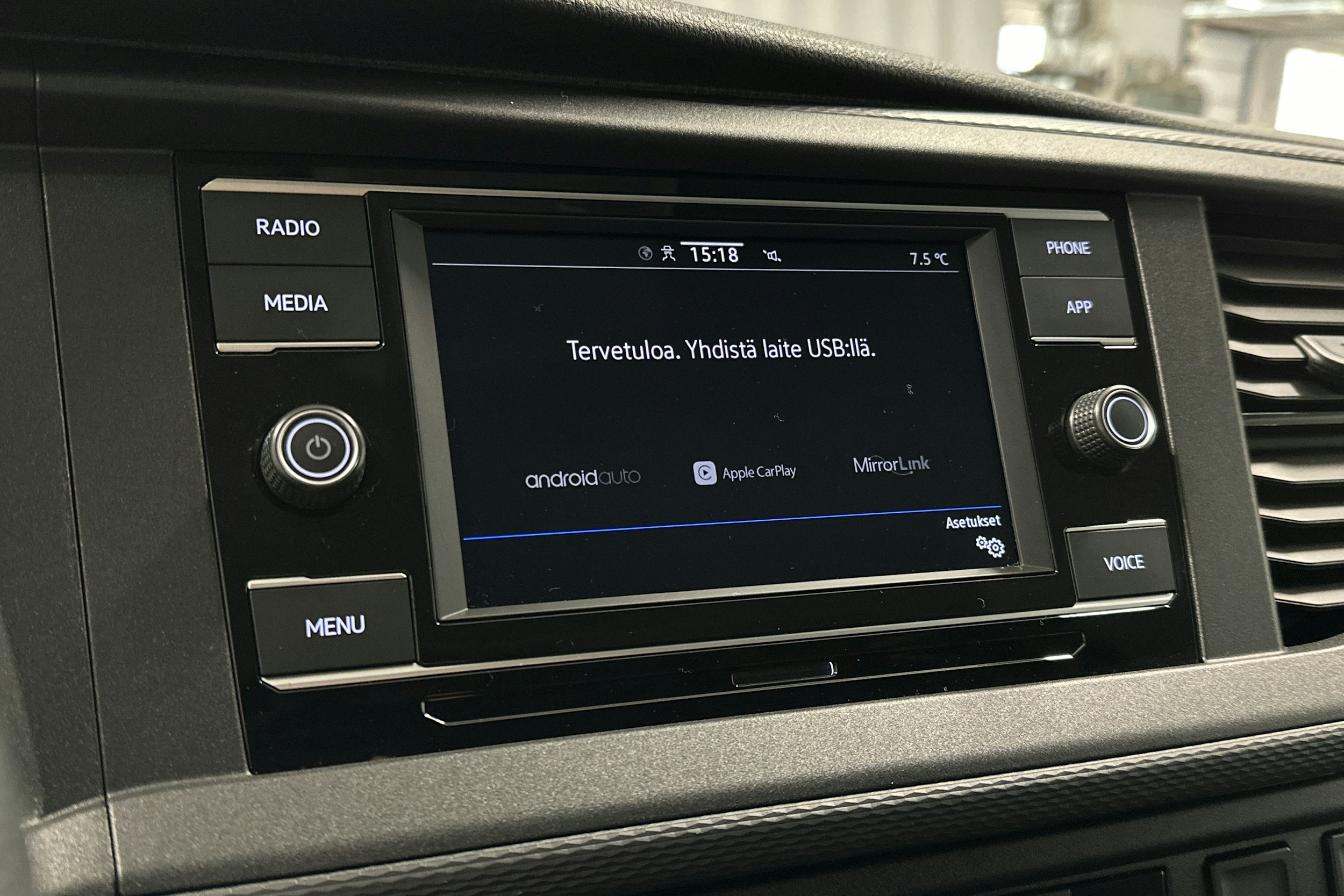 valkoinen Volkswagen Transporter 2023 kuva 17.