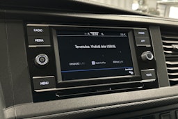 valkoinen Volkswagen Transporter 2023 kuva 17.