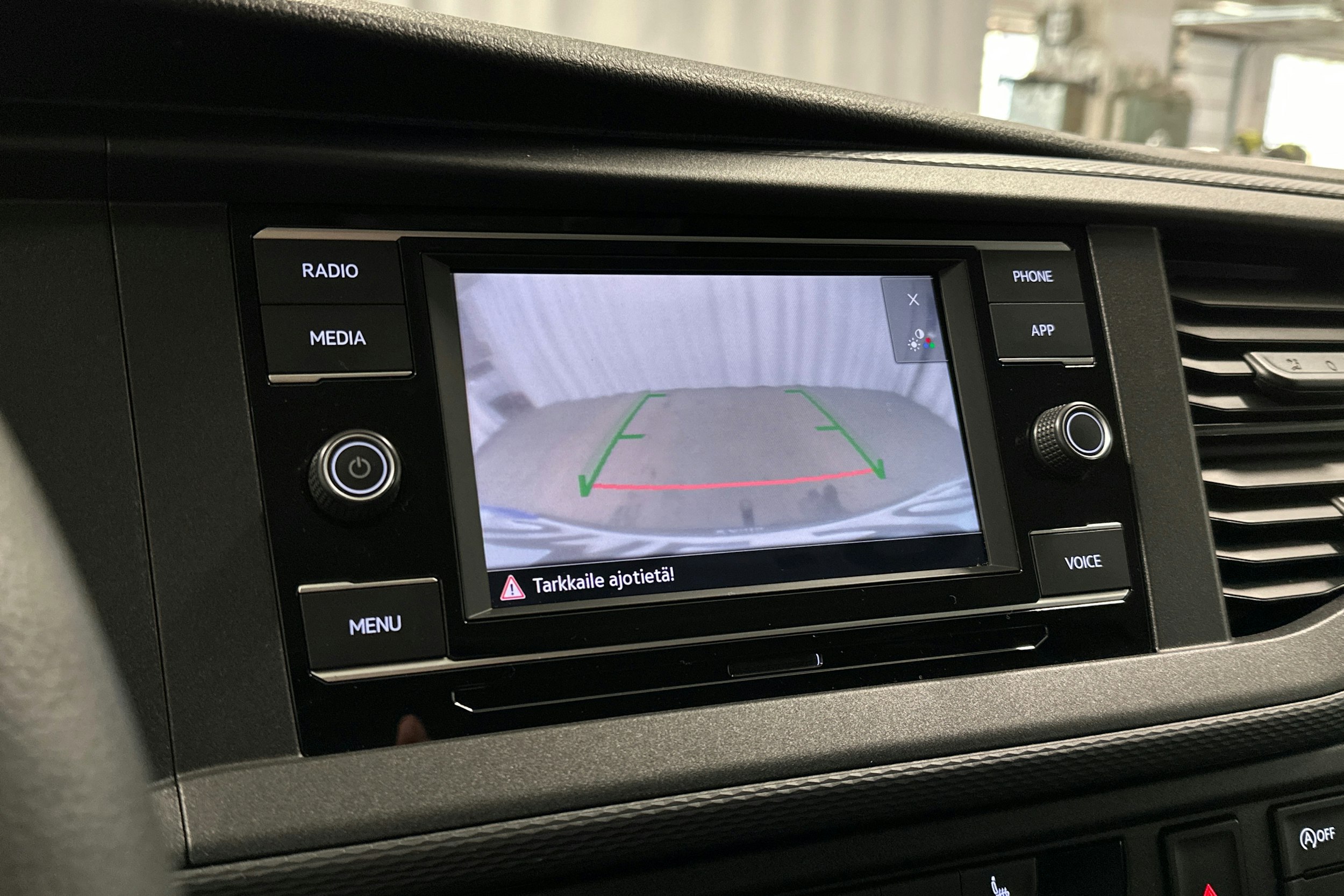 valkoinen Volkswagen Transporter 2023 kuva 18.