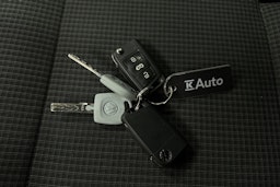 valkoinen Volkswagen Transporter 2023 kuva 19.