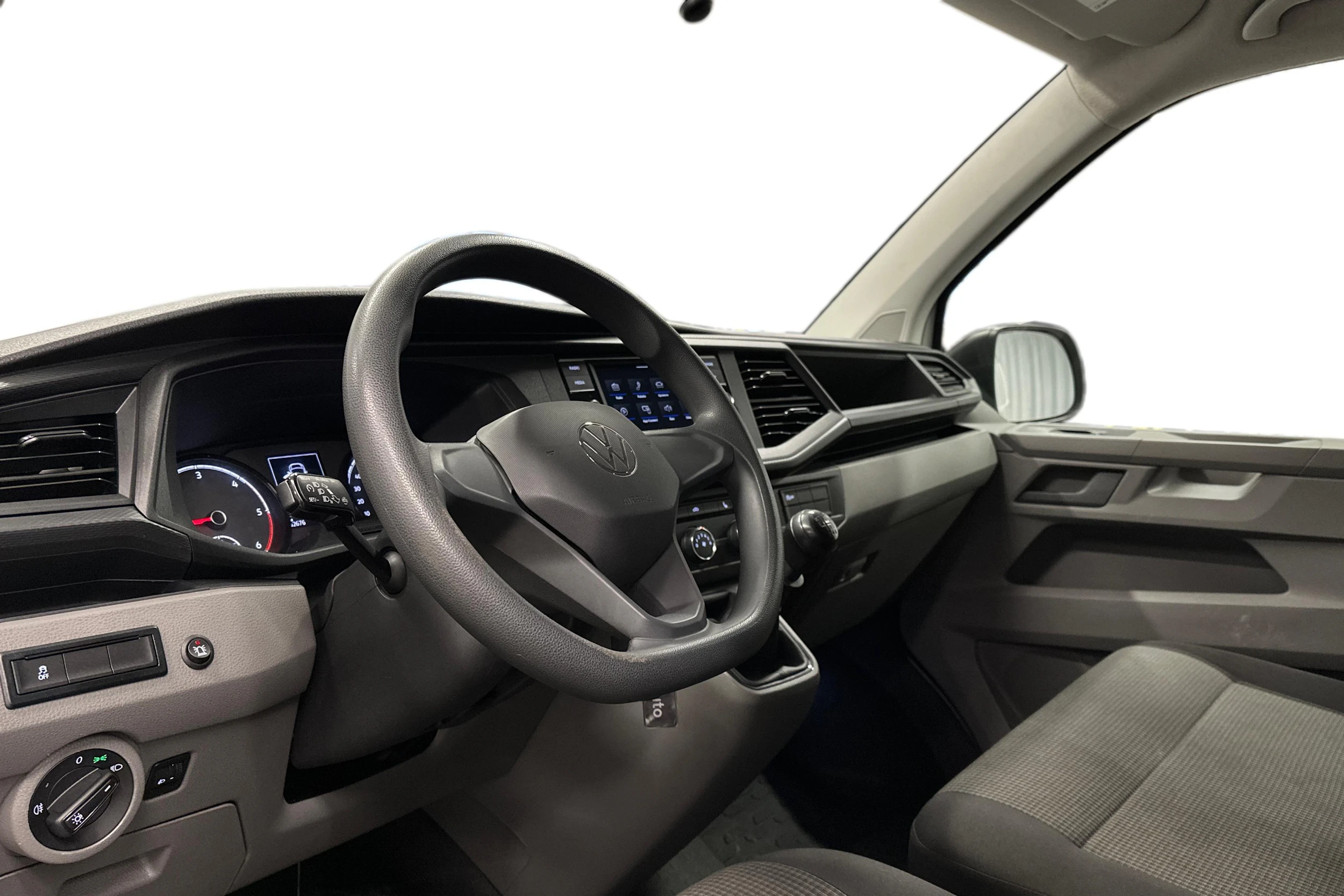 valkoinen Volkswagen Transporter 2023 kuva 6.