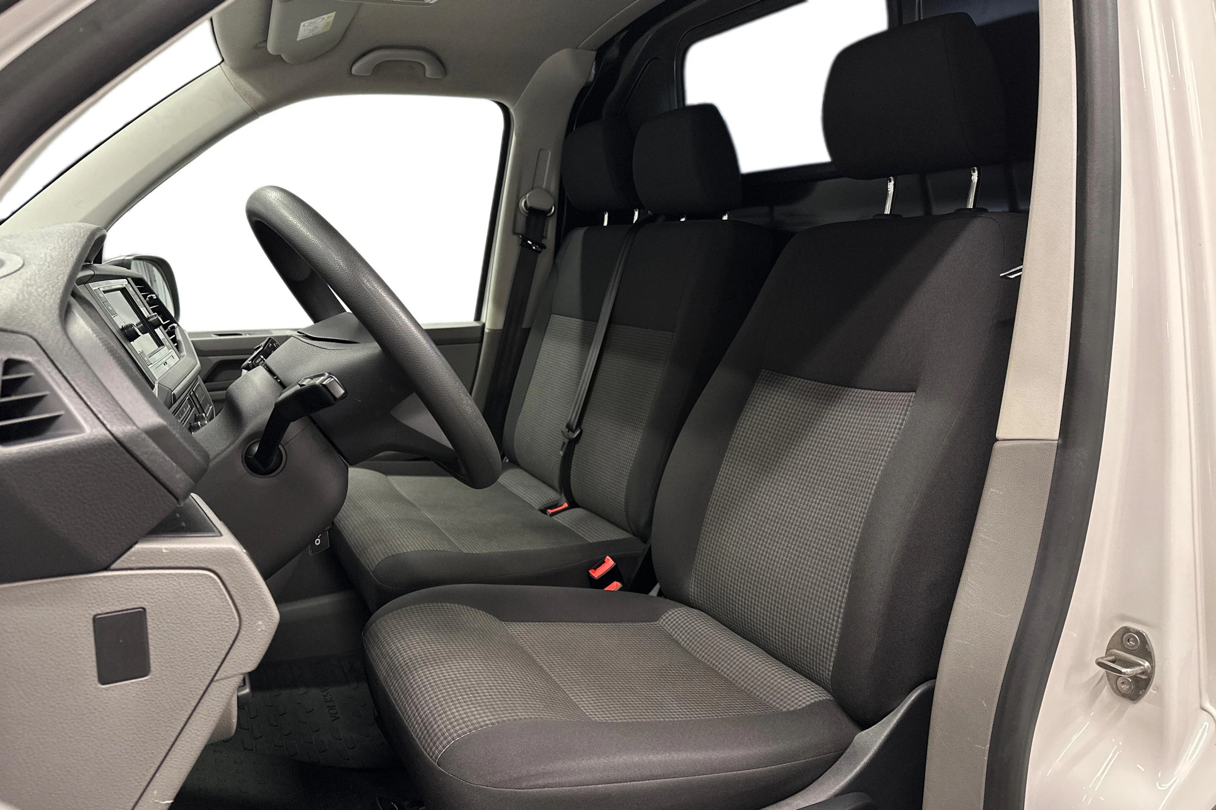 valkoinen Volkswagen Transporter 2023 kuva 8.