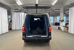 valkoinen Volkswagen Transporter 2023 kuva 11.