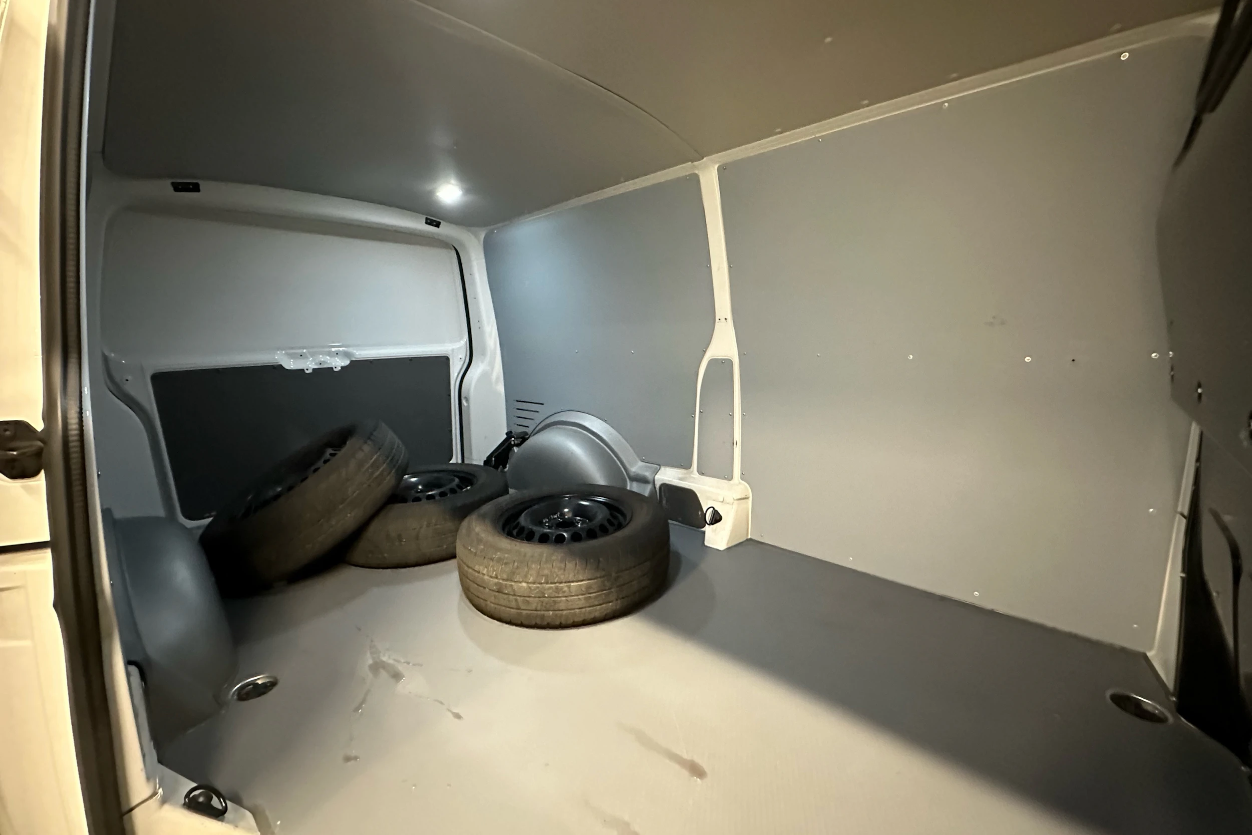 valkoinen Volkswagen Transporter 2023 kuva 12.