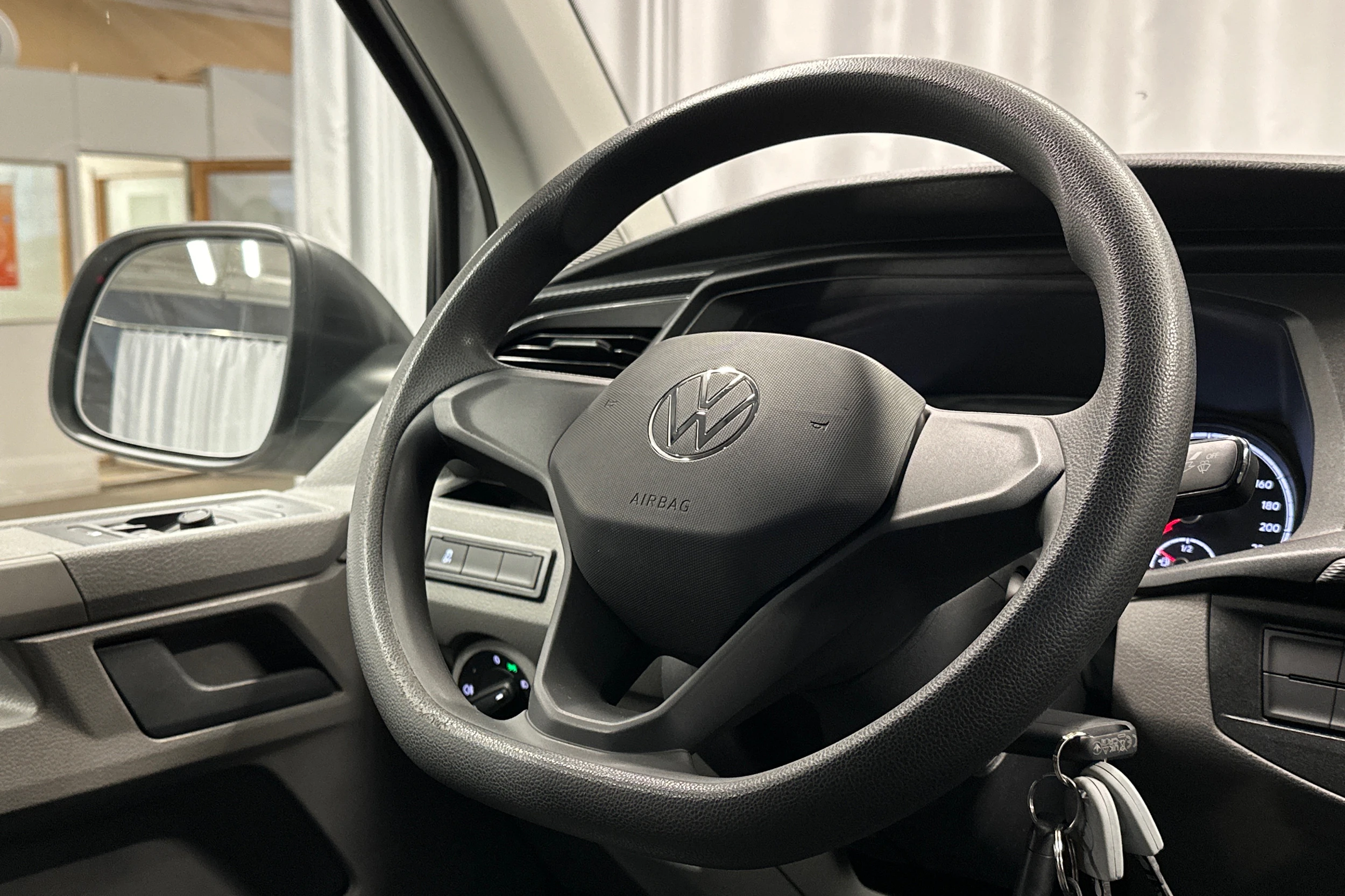 valkoinen Volkswagen Transporter 2023 kuva 13.