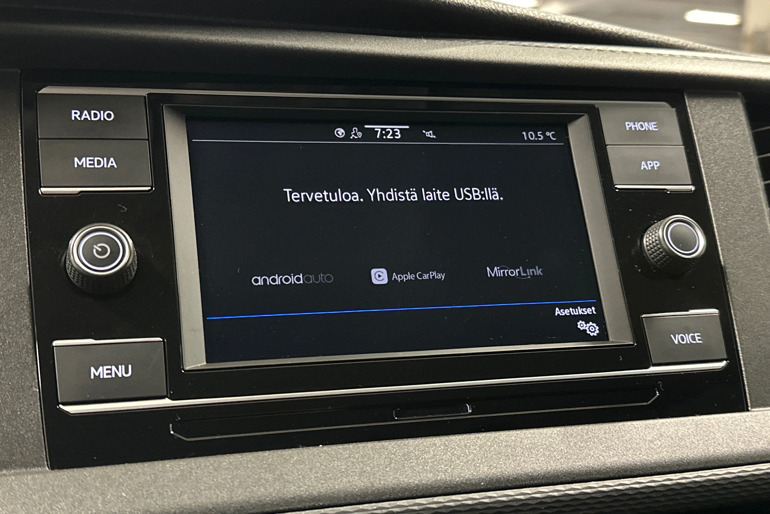 valkoinen Volkswagen Transporter 2023 kuva 15.