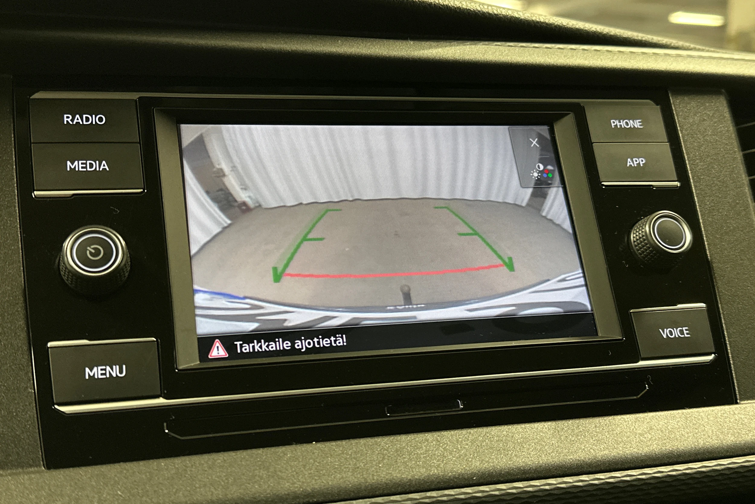 valkoinen Volkswagen Transporter 2023 kuva 16.