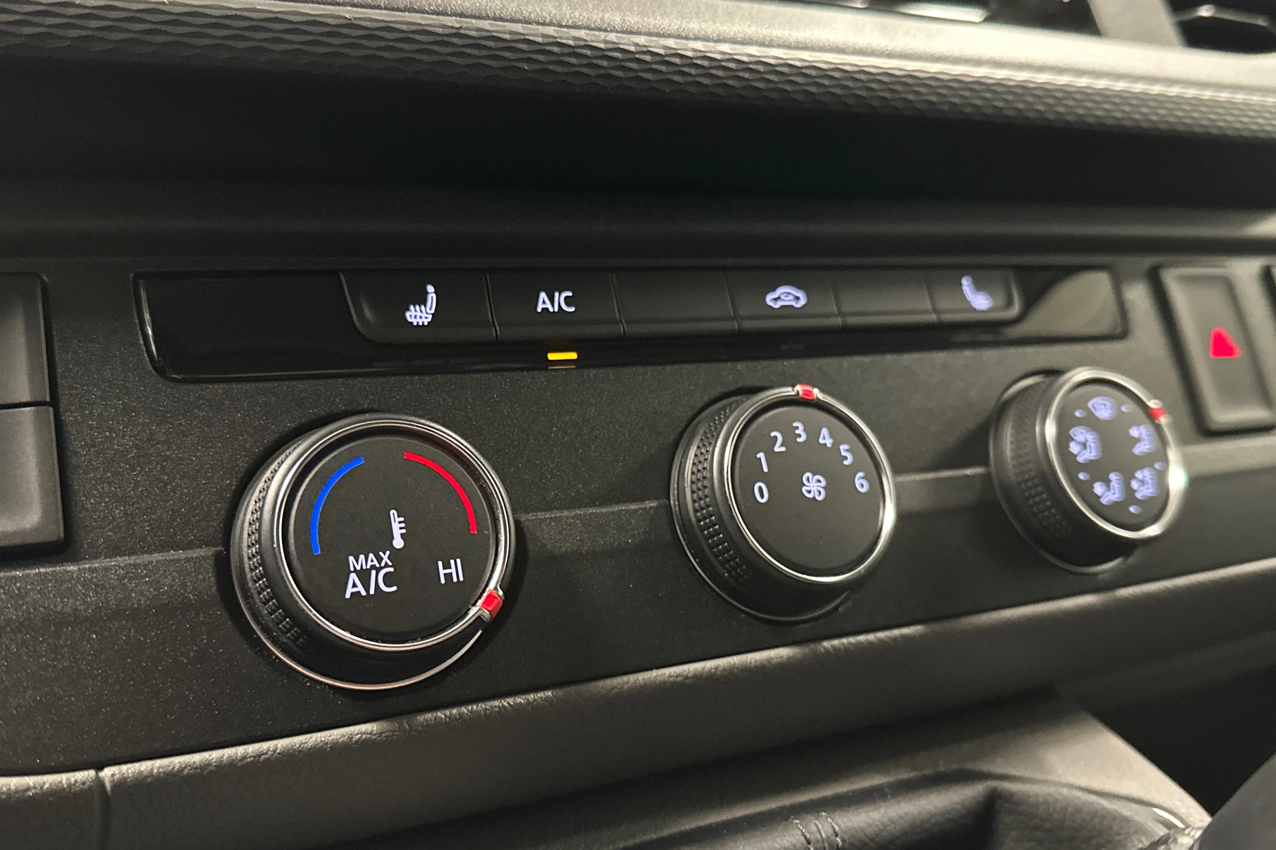 valkoinen Volkswagen Transporter 2023 kuva 18.