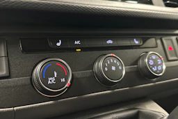 valkoinen Volkswagen Transporter 2023 kuva 18.