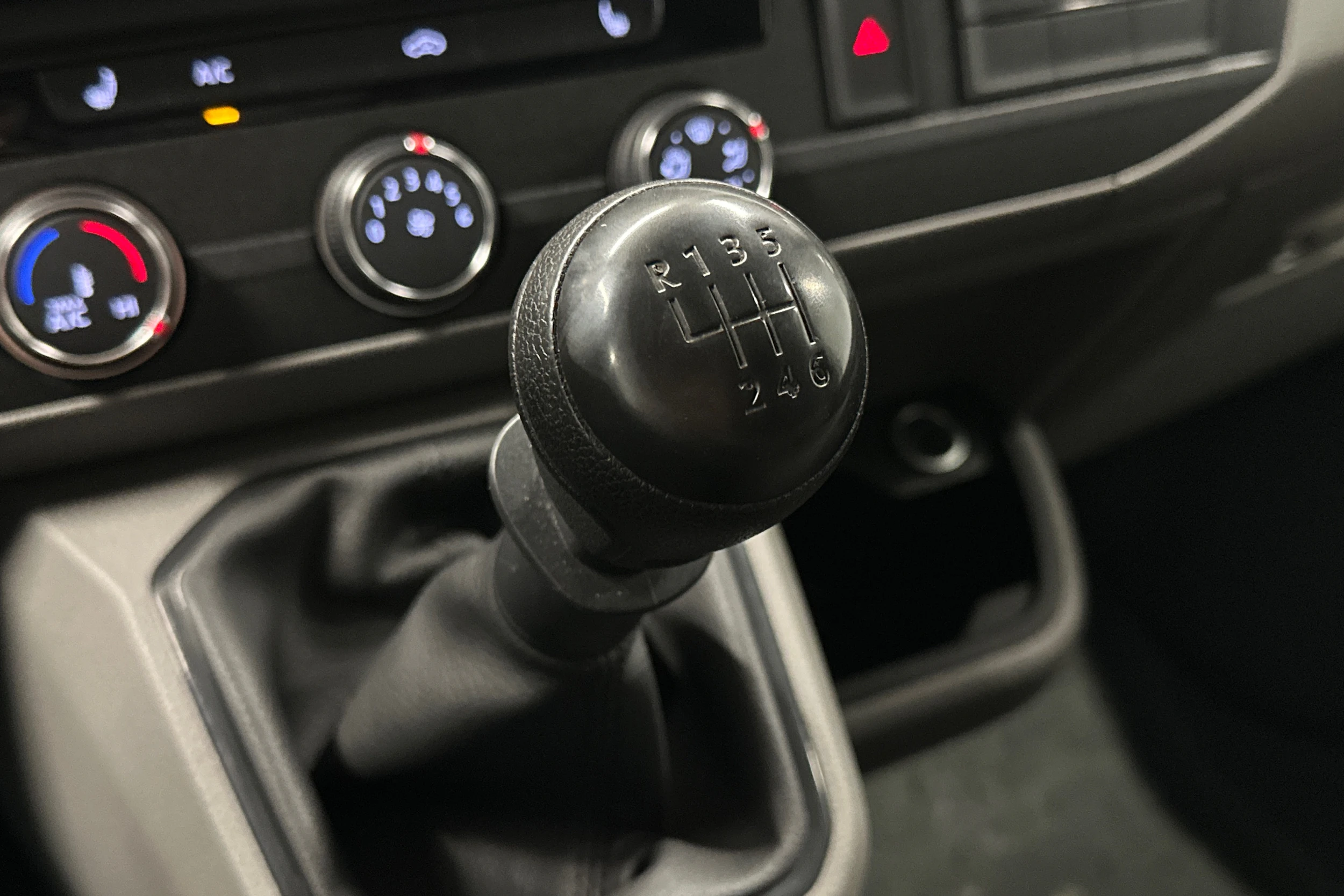 valkoinen Volkswagen Transporter 2023 kuva 19.