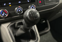 valkoinen Volkswagen Transporter 2023 kuva 19.