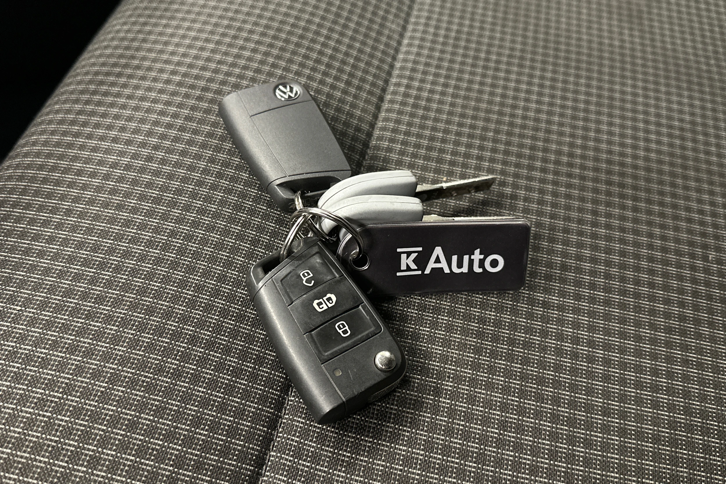 valkoinen Volkswagen Transporter 2023 kuva 20.