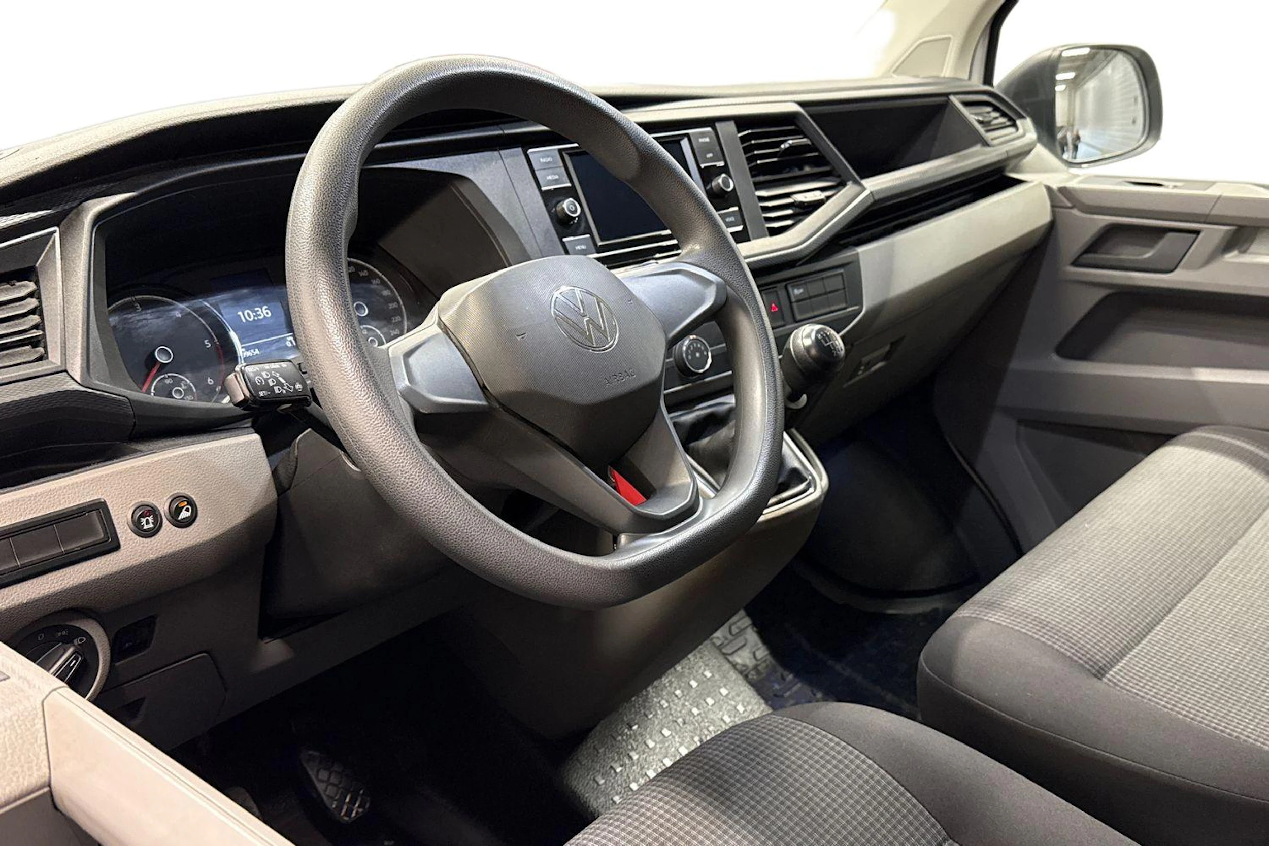 valkoinen Volkswagen Transporter 2023 kuva 6.