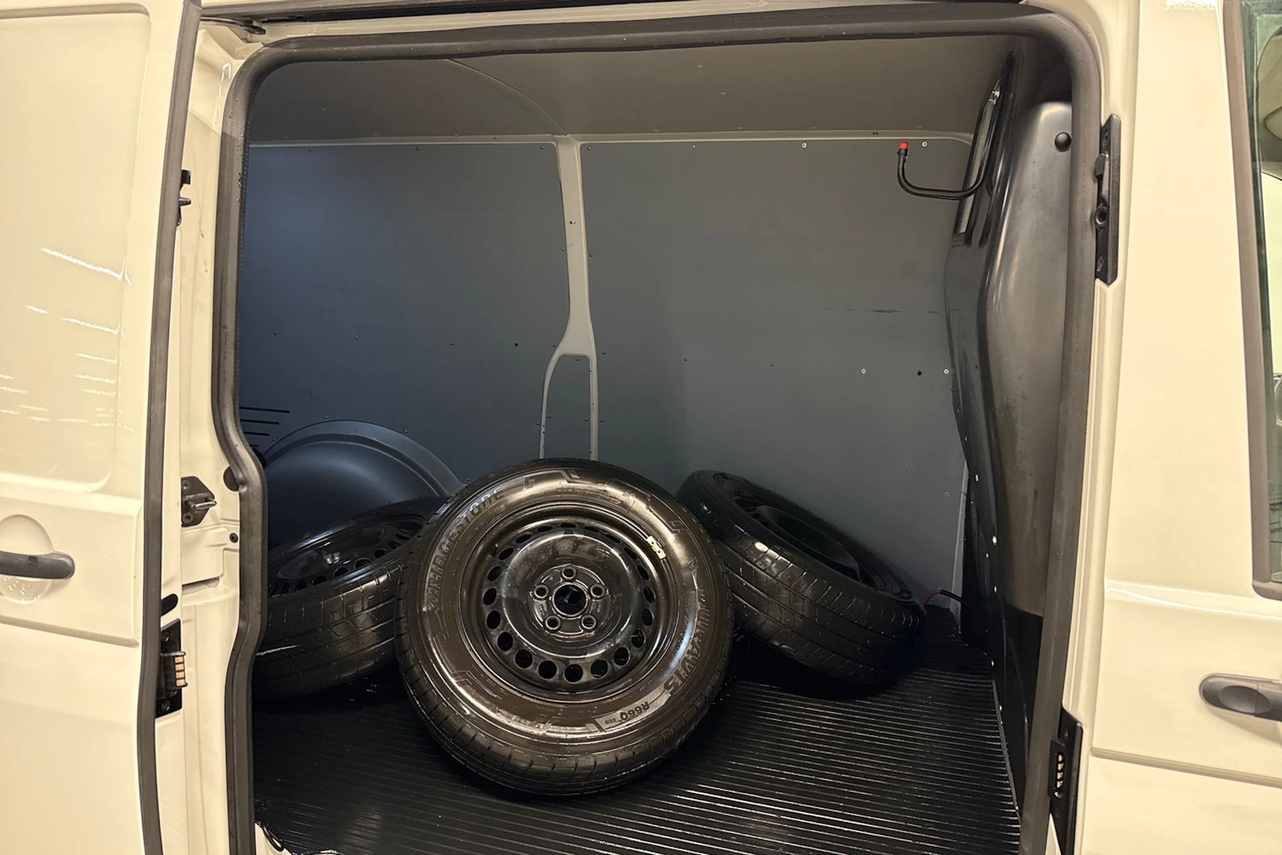 valkoinen Volkswagen Transporter 2023 kuva 10.