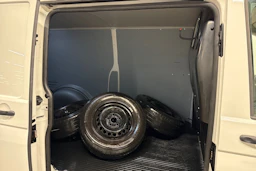 valkoinen Volkswagen Transporter 2023 kuva 10.