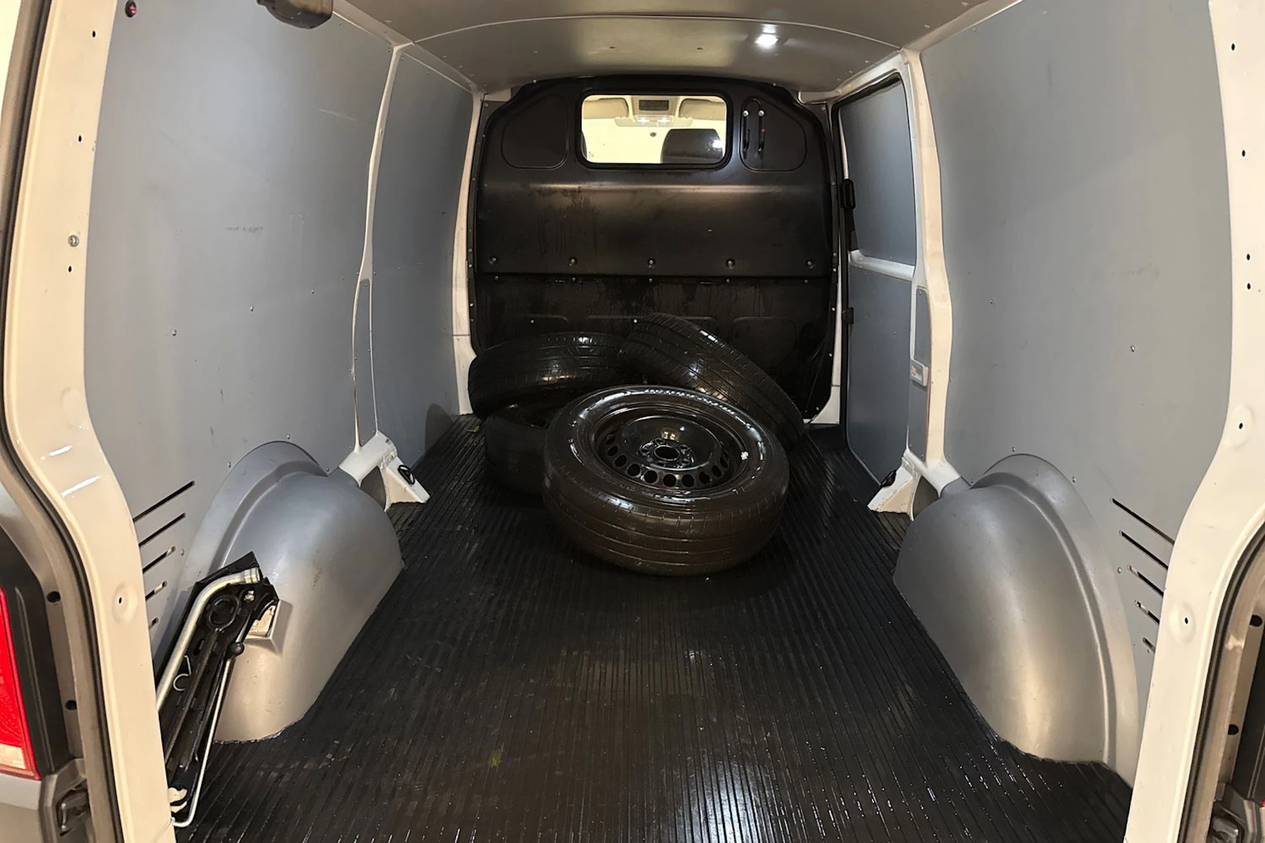 valkoinen Volkswagen Transporter 2023 kuva 11.