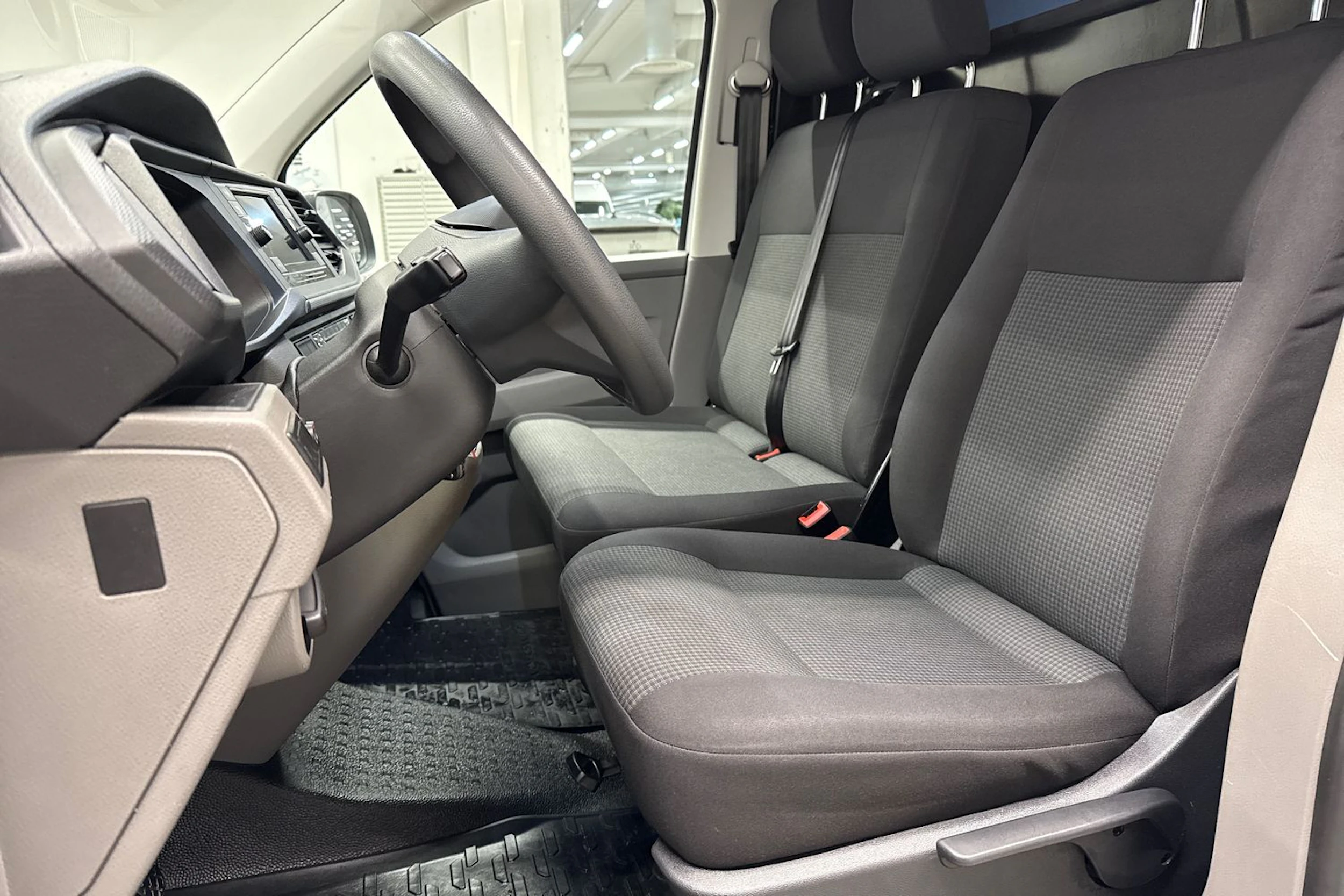 valkoinen Volkswagen Transporter 2023 kuva 12.